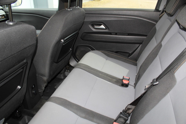Dacia Jogger 1.0-110pk TCe 110 Extreme+ 7-zitter ! Zeer nette en erg praktische Dacia ! Autm. airco, metallic lak, stoelverwarming, LM wielen+all season banden, cruise control, pdc v+a, dodehoek assistent, camera, navigatie, telefoonvoorb.,  etc.