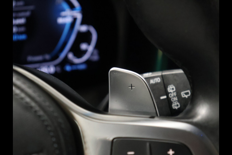BMW 3 Serie Touring 330e eDrive M Sport [CAMERA, APPLE CARPLAY, ANDROID, TREKHAAK, CRUISE, STOELVERWARMING, ELEKTRISCHE ACHTERKLEP, PDC, NAVIGATIE, NIEUWSTAAT]