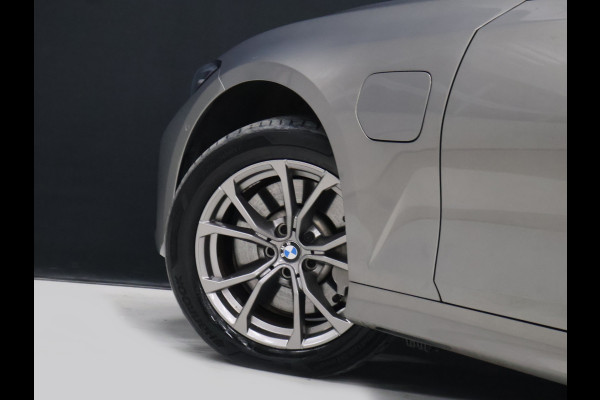 BMW 3 Serie Touring 330e eDrive M Sport [CAMERA, APPLE CARPLAY, ANDROID, TREKHAAK, CRUISE, STOELVERWARMING, ELEKTRISCHE ACHTERKLEP, PDC, NAVIGATIE, NIEUWSTAAT]