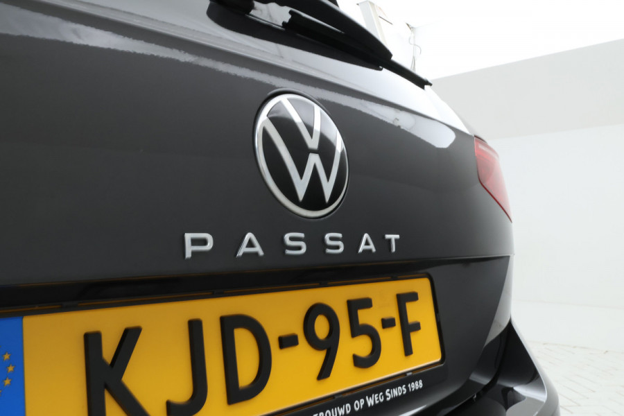 Volkswagen Passat Variant 1.6 TDI Elegance Business R Automaat, Panorama, Trekhaak!