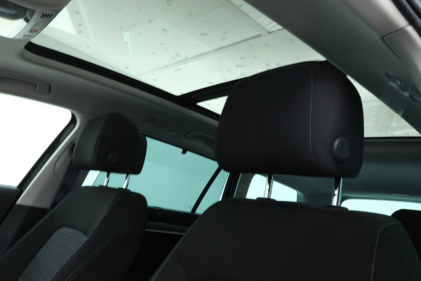 Volkswagen Passat Variant 1.6 TDI Elegance Business R Automaat, Panorama, Trekhaak!