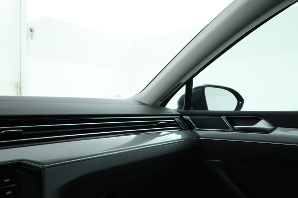 Volkswagen Passat Variant 1.6 TDI Elegance Business R Automaat, Panorama, Trekhaak!