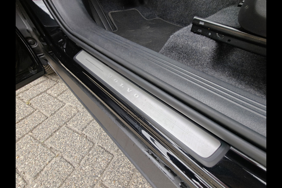 Volvo XC40 B3 180PK Plus Dark | H&K | Elektr. Stoelen | verw. Voorstoelen | ACC | 19''