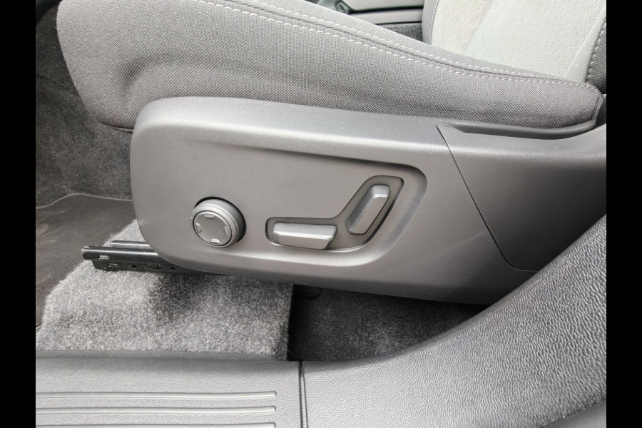 Volvo XC40 B3 180PK Plus Dark | H&K | Elektr. Stoelen | verw. Voorstoelen | ACC | 19''