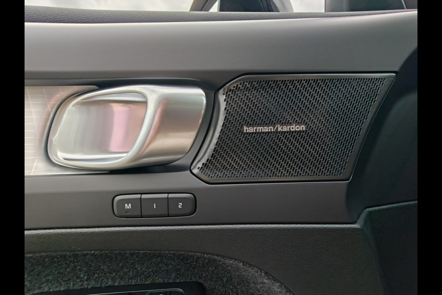 Volvo XC40 B3 180PK Plus Dark | H&K | Elektr. Stoelen | verw. Voorstoelen | ACC | 19''
