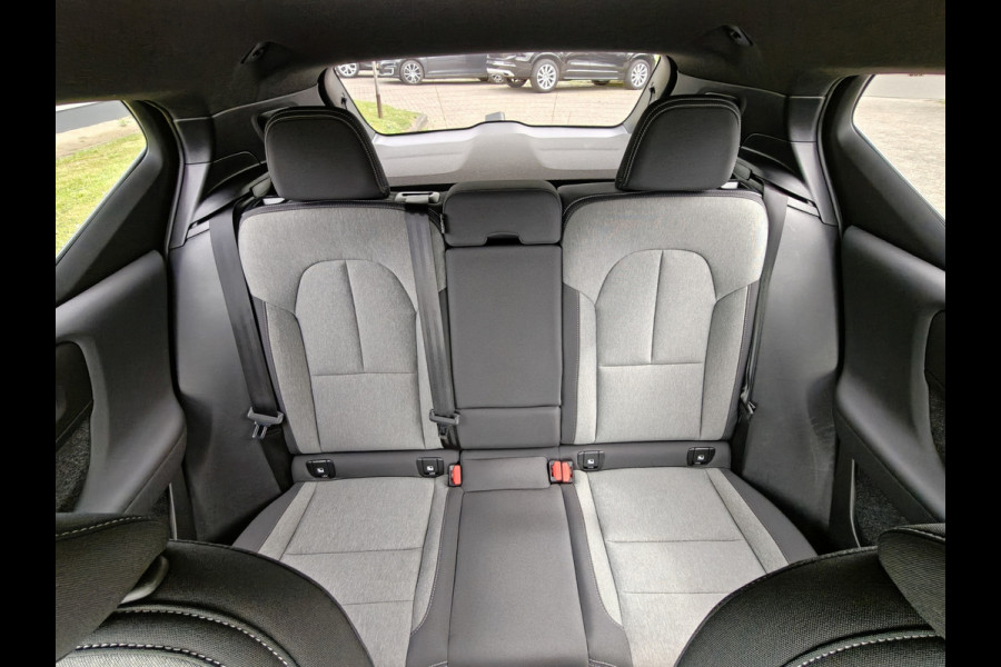 Volvo XC40 B3 180PK Plus Dark | H&K | Elektr. Stoelen | verw. Voorstoelen | ACC | 19''