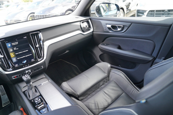 Volvo S60 2.0 T4 R-Design | Luxe R-design stoelen | Trekhaak | Memory stoelen | Camera | Carplay