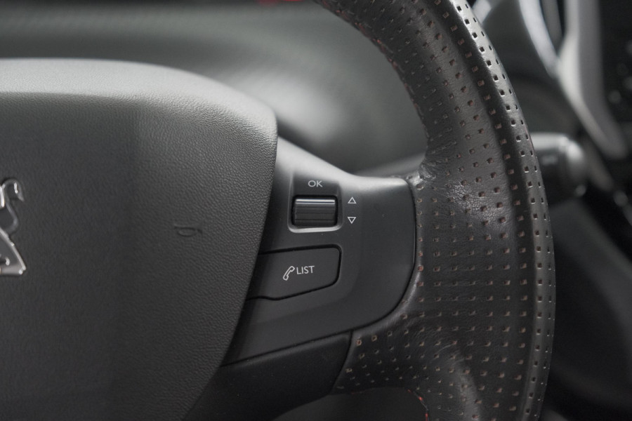 Peugeot 208 PureTech 110 EAT6 GT-line | Trekhaak | Apple Carplay | Climate Control | Parkeersensoren