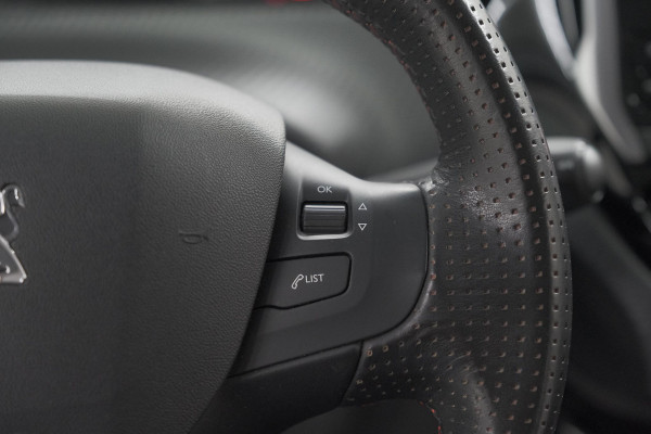 Peugeot 208 PureTech 110 EAT6 GT-line | Trekhaak | Apple Carplay | Climate Control | Parkeersensoren