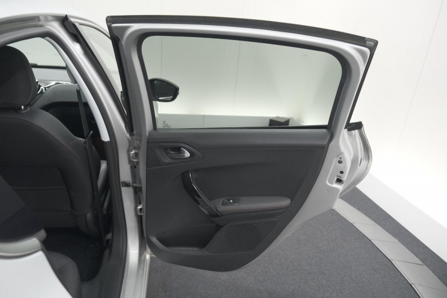 Peugeot 208 PureTech 110 EAT6 GT-line | Trekhaak | Apple Carplay | Climate Control | Parkeersensoren