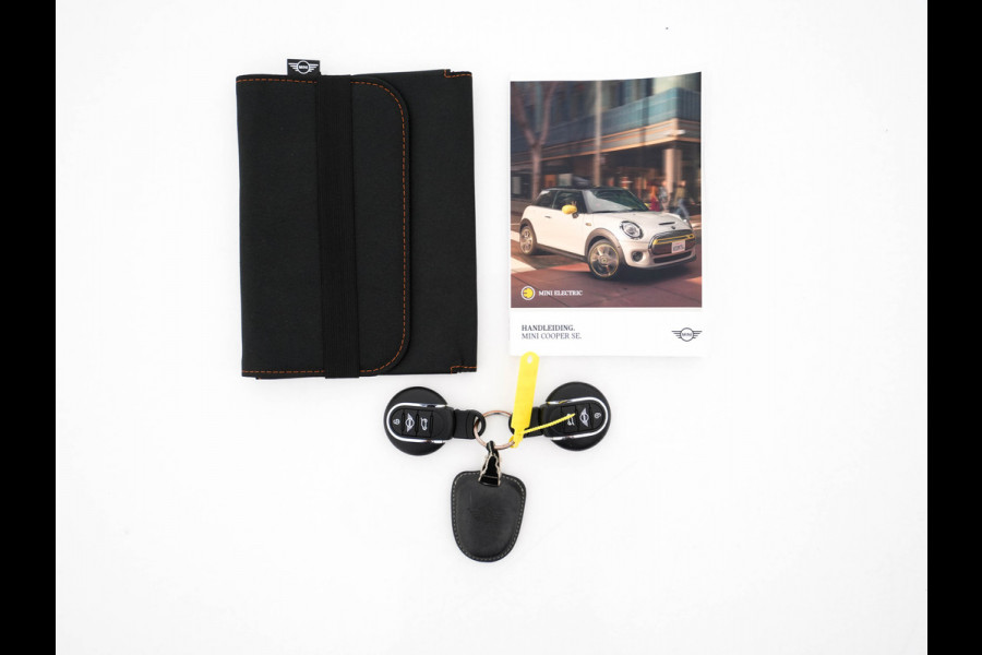 MINI Electric Yours 33 kWh [ 3-Fase-11kW ] {SoH-97%} (INCL-BTW) Aut. *HEATPUMP | PANO | LEATHER | DIGI-COCKPIT | HEAD-UP | FULL-LED | NAVI-FULLMAP | HEATED-SPORTSEATS | DAB | CRUISE | HARMAN/KARDON | CAMERA | KEYLESS | AMBIENTLIGHT | 17"ALU*