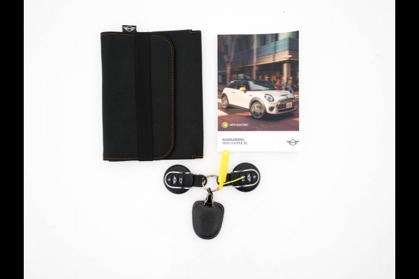 MINI Electric Yours 33 kWh [ 3-Fase-11kW ] {SoH-97%} (INCL-BTW) Aut. *HEATPUMP | PANO | LEATHER | DIGI-COCKPIT | HEAD-UP | FULL-LED | NAVI-FULLMAP | HEATED-SPORTSEATS | DAB | CRUISE | HARMAN/KARDON | CAMERA | KEYLESS | AMBIENTLIGHT | 17"ALU*