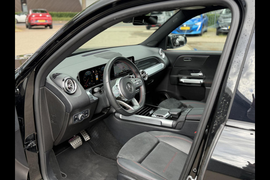 Mercedes-Benz Glb 200 Business Solution AMG PANORAMADAK | SFEERVERLICHTING | ELEKTRISCHE TREKHAAK | CAMERA | STOELVERWARMING | MERCEDES-DEALER ONDERHOUDEN | MERCEDES GARANTIE T/M 05-2028