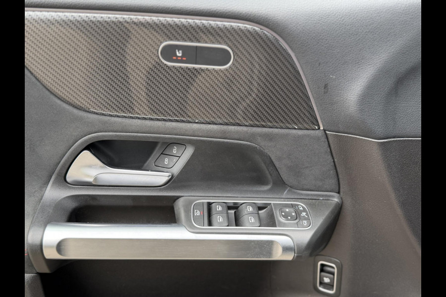 Mercedes-Benz Glb 200 Business Solution AMG PANORAMADAK | SFEERVERLICHTING | ELEKTRISCHE TREKHAAK | CAMERA | STOELVERWARMING | MERCEDES-DEALER ONDERHOUDEN | MERCEDES GARANTIE T/M 05-2028