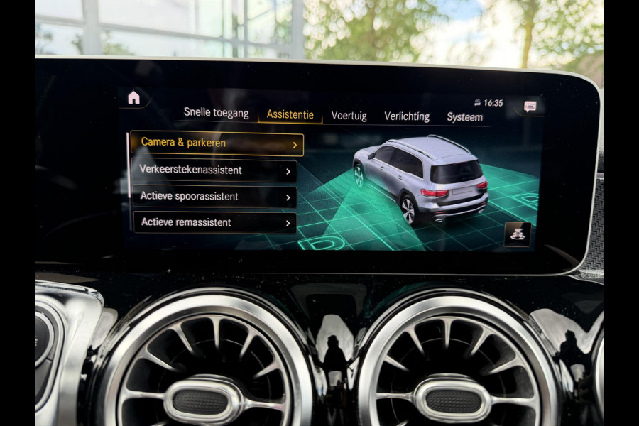 Mercedes-Benz Glb 200 Business Solution AMG PANORAMADAK | SFEERVERLICHTING | ELEKTRISCHE TREKHAAK | CAMERA | STOELVERWARMING | MERCEDES-DEALER ONDERHOUDEN | MERCEDES GARANTIE T/M 05-2028