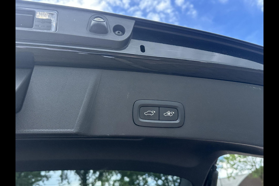 Volvo XC40 1.5 T4 Plug-in hybrid Core Bright BOMVOL! | STOEL + STUURVERWARMING |ELEK. TREKHAAK | KEYLESS | DODEHOEK | ADAP. CRUISE | CAMERA | ELEK. ACHTERKLEP | DRAADLOZE TEL LADER | RIJKLAAR! MET 12 MND BOVAG GARANTIE | DEALER ONDERHOUDEN