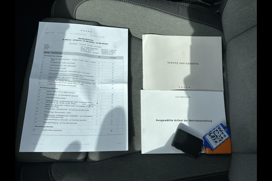 Volvo XC40 1.5 T4 Plug-in hybrid Core Bright BOMVOL! | STOEL + STUURVERWARMING |ELEK. TREKHAAK | KEYLESS | DODEHOEK | ADAP. CRUISE | CAMERA | ELEK. ACHTERKLEP | DRAADLOZE TEL LADER | RIJKLAAR! MET 12 MND BOVAG GARANTIE | DEALER ONDERHOUDEN