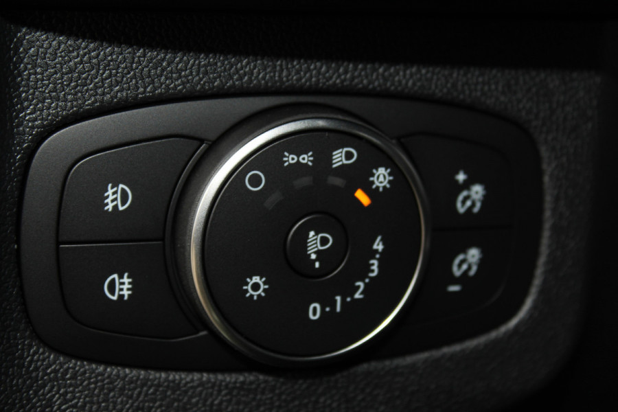 Ford Tourneo Courier 1.0-125pk Titanium AUTOMAAT ! UNIEKE Ford Tourneo Courier personen uitv. Fabr. garantie t/m 26-08-2029. Autm. airco, adapt. cruise cntrl, winterpkkt, LM wielen, navigatie, telefoonvoorb., lane- en side assist etc.