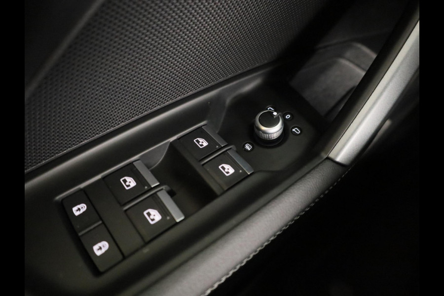 Audi A3 Sportback 40 TFSI e S edition 204 pk S-tronic | Verlengde garantie | Navigatie | Parkeersensoren (Park assist) | Achteruitrijcamera | Adaptieve cruise control | Stoelverwarming | S-Line |