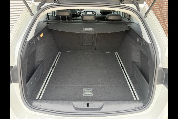 Peugeot 308 SW 1.2 PureTech Blue Lease Executive 2e Eigenaar|Navi|Clima|Cruise|Pano|Trekhaak|Carplay|PDC V+A|D-riem vv in2024|N.A.P|APK tot 04-2027