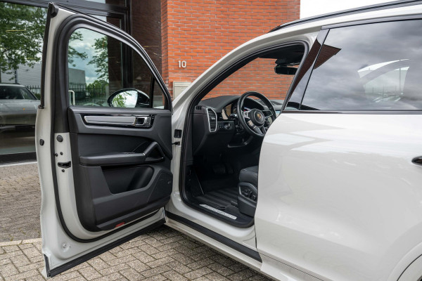 Porsche Cayenne 3.0 E-Hybrid Platinum Edition 4-Wielsturing VOLL