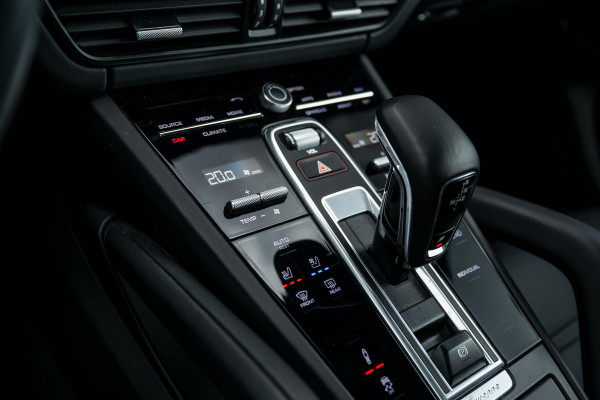Porsche Cayenne 3.0 E-Hybrid Platinum Edition 4-Wielsturing VOLL
