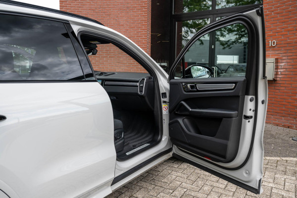 Porsche Cayenne 3.0 E-Hybrid Platinum Edition 4-Wielsturing VOLL