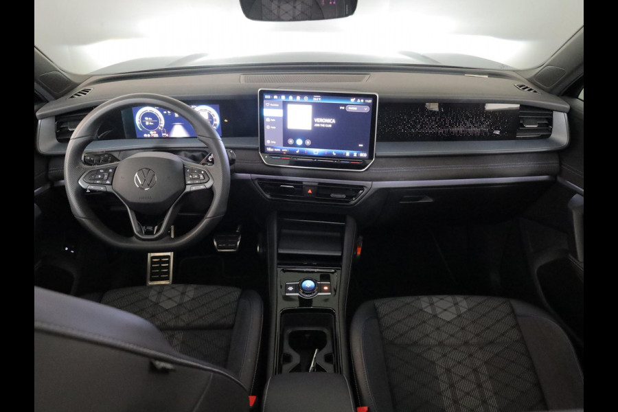 Volkswagen Tayron 1.5 eHybrid R-Line Edition 204 pk Automaat (DSG) | Verlengde garantie | Navigatie | Panoramadak | Trekhaak (wegklapbaar) | Parkeersensoren (Park assist) | Achteruitrijcamera | Black Style pakket | R-Line |