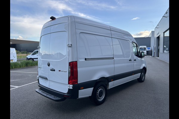 Mercedes-Benz Sprinter 317 CDI L2 H2 360 Camera / MBUX / Navigatie / Parkeersensors / Cruise control / Airco / 270 Graden achterdeuren
