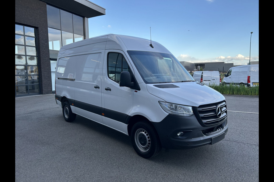 Mercedes-Benz Sprinter 317 CDI L2 H2 360 Camera / MBUX / Navigatie / Parkeersensors / Cruise control / Airco / 270 Graden achterdeuren