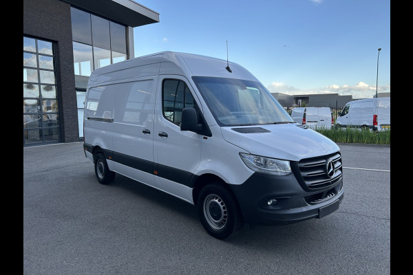 Mercedes-Benz Sprinter 317 CDI L2 H2 360 Camera / MBUX / Navigatie / Parkeersensors / Cruise control / Airco / 270 Graden achterdeuren