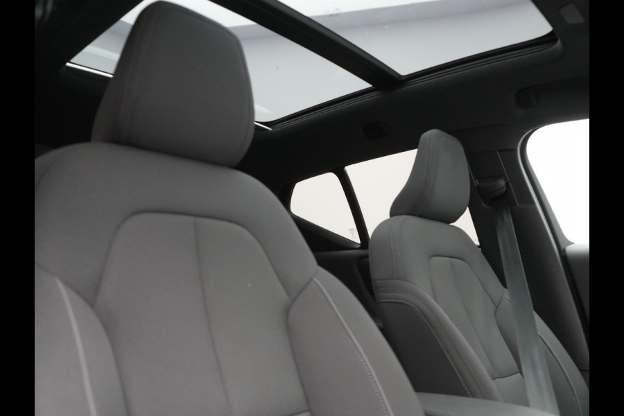 Volvo XC40 Single Motor Extended Range Ultimate 82 kWh 252pk Dealer O.H. | Panodak | Adaptive Cruise | 360 Camera | Harman / Kardon | Warmtepomp | Sportstoelen Memory & Verwarmd | Google Assistent | Keyless | Blis | Stuur Verwarmd | Apple Carplay | DAB | 19"L.M |