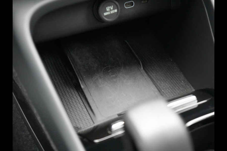 Volvo XC40 Single Motor Extended Range Ultimate 82 kWh 252pk Dealer O.H. | Panodak | Adaptive Cruise | 360 Camera | Harman / Kardon | Warmtepomp | Sportstoelen Memory & Verwarmd | Google Assistent | Keyless | Blis | Stuur Verwarmd | Apple Carplay | DAB | 19"L.M |