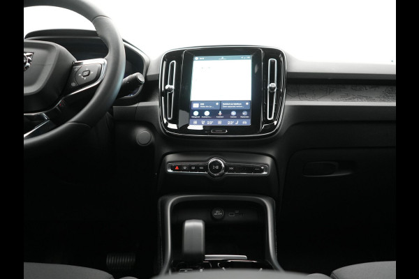 Volvo XC40 Single Motor Extended Range Ultimate 82 kWh 252pk Dealer O.H. | Panodak | Adaptive Cruise | 360 Camera | Harman / Kardon | Warmtepomp | Sportstoelen Memory & Verwarmd | Google Assistent | Keyless | Blis | Stuur Verwarmd | Apple Carplay | DAB | 19"L.M |