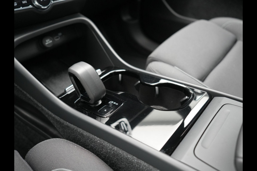 Volvo XC40 Single Motor Extended Range Ultimate 82 kWh 252pk Dealer O.H. | Panodak | Adaptive Cruise | 360 Camera | Harman / Kardon | Warmtepomp | Sportstoelen Memory & Verwarmd | Google Assistent | Keyless | Blis | Stuur Verwarmd | Apple Carplay | DAB | 19"L.M |