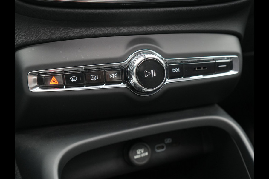 Volvo XC40 Single Motor Extended Range Ultimate 82 kWh 252pk Dealer O.H. | Panodak | Adaptive Cruise | 360 Camera | Harman / Kardon | Warmtepomp | Sportstoelen Memory & Verwarmd | Google Assistent | Keyless | Blis | Stuur Verwarmd | Apple Carplay | DAB | 19"L.M |
