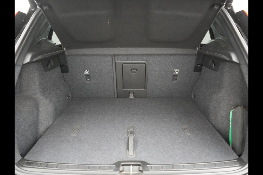 Volvo XC40 Single Motor Extended Range Ultimate 82 kWh 252pk Dealer O.H. | Panodak | Adaptive Cruise | 360 Camera | Harman / Kardon | Warmtepomp | Sportstoelen Memory & Verwarmd | Google Assistent | Keyless | Blis | Stuur Verwarmd | Apple Carplay | DAB | 19"L.M |