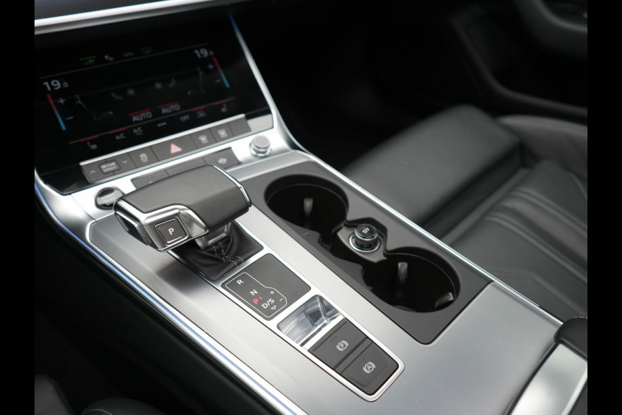 Audi A6 Avant 50 TFSI e Quattro 2x S Line PHEV 300pk Dealer O.H. | Trekhaak Af Fabriek | Panodak | Adaptive Cruise | Camera | Lederen Sportstoelen & Stuur Verwarmd | Blis | Sfeerverlichting | Apple Carplay | Navigatie | DAB | Plug In Hybrid |