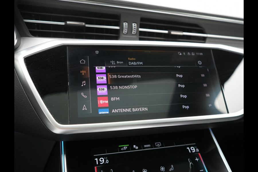 Audi A6 Avant 50 TFSI e Quattro 2x S Line PHEV 300pk Dealer O.H. | Trekhaak Af Fabriek | Panodak | Adaptive Cruise | Camera | Lederen Sportstoelen & Stuur Verwarmd | Blis | Sfeerverlichting | Apple Carplay | Navigatie | DAB | Plug In Hybrid |