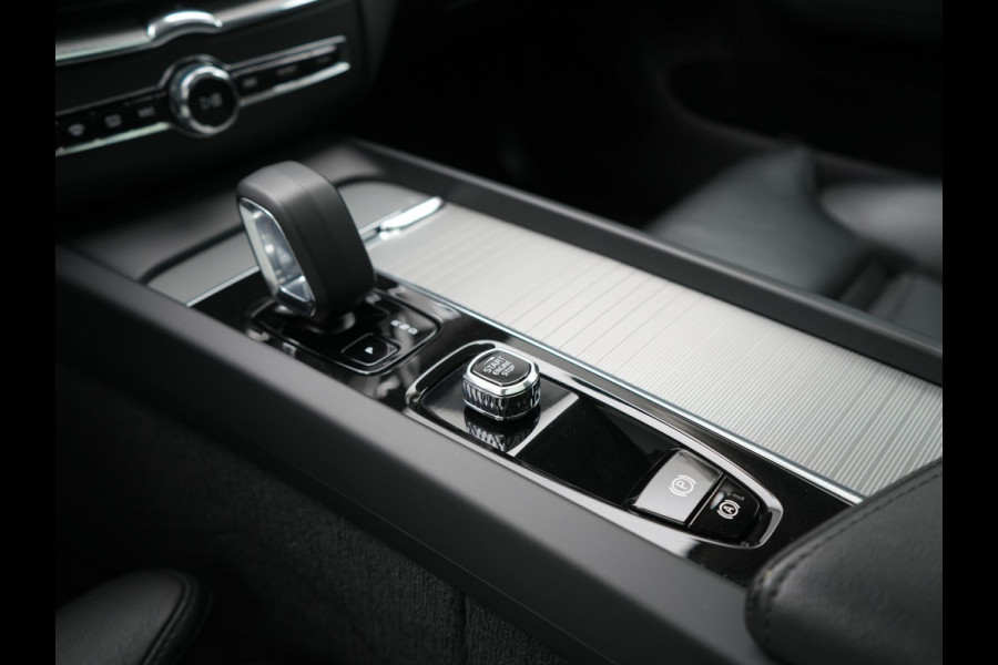 Volvo XC60 T6 AWD Plus Bright LONG RANGE PHEV 350pk Dealer O.H. | Trekhaak Af Fabriek | Panodak | Camera | Lederen Sportstoelen Memory & Verwarmd | Keyless | Stuur Verwarmd | Google Assistent | Apple Carplay | DAB | Plug In Hybrid |
