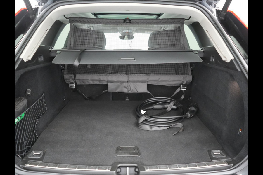 Volvo XC60 T6 AWD Plus Bright LONG RANGE PHEV 350pk Dealer O.H. | Trekhaak Af Fabriek | Panodak | Camera | Lederen Sportstoelen Memory & Verwarmd | Keyless | Stuur Verwarmd | Google Assistent | Apple Carplay | DAB | Plug In Hybrid |