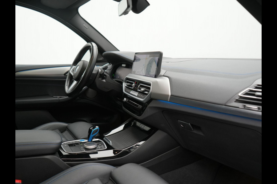 BMW iX3 M Sport 80 kWh 286pk Dealer O.H. | Trekhaak Af Fabriek | Panodak | Head Up | Adaptive Cruise | 360 Camera | Adaptief Onderstel | Harman / Kardon | Lederen Sportstoelen Memory & Verwarmd | Keyless | Blis | Apple Carplay | Sfeerverlichting | Navigatie | DAB | 20"L.M |