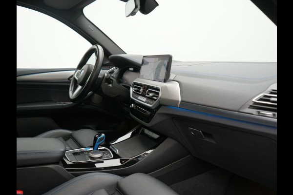 BMW iX3 M Sport 80 kWh 286pk Dealer O.H. | Trekhaak Af Fabriek | Panodak | Head Up | Adaptive Cruise | 360 Camera | Adaptief Onderstel | Harman / Kardon | Lederen Sportstoelen Memory & Verwarmd | Keyless | Blis | Apple Carplay | Sfeerverlichting | Navigatie | DAB | 20"L.M |