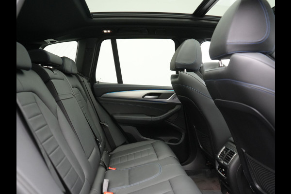 BMW iX3 M Sport 80 kWh 286pk Dealer O.H. | Trekhaak Af Fabriek | Panodak | Head Up | Adaptive Cruise | 360 Camera | Adaptief Onderstel | Harman / Kardon | Lederen Sportstoelen Memory & Verwarmd | Keyless | Blis | Apple Carplay | Sfeerverlichting | Navigatie | DAB | 20"L.M |