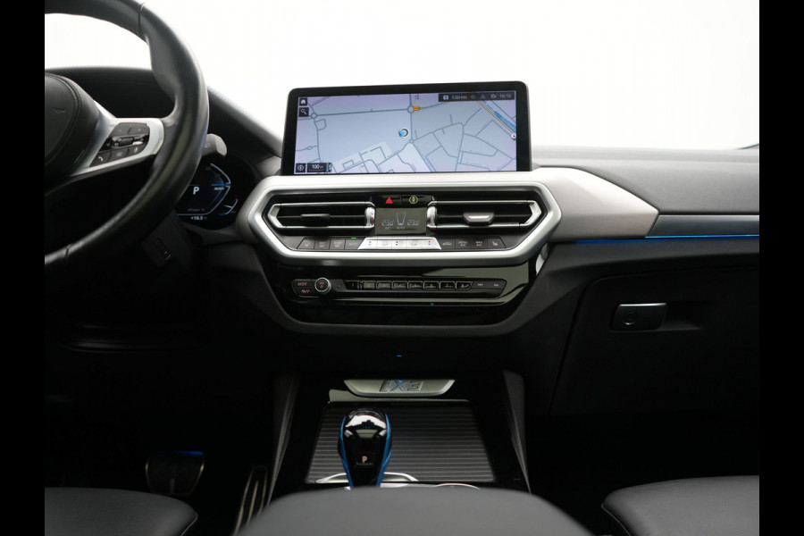 BMW iX3 M Sport 80 kWh 286pk Dealer O.H. | Trekhaak Af Fabriek | Panodak | Head Up | Adaptive Cruise | 360 Camera | Adaptief Onderstel | Harman / Kardon | Lederen Sportstoelen Memory & Verwarmd | Keyless | Blis | Apple Carplay | Sfeerverlichting | Navigatie | DAB | 20"L.M |