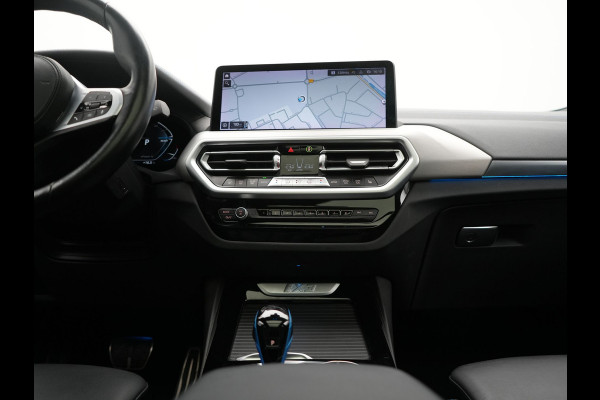 BMW iX3 M Sport 80 kWh 286pk Dealer O.H. | Trekhaak Af Fabriek | Panodak | Head Up | Adaptive Cruise | 360 Camera | Adaptief Onderstel | Harman / Kardon | Lederen Sportstoelen Memory & Verwarmd | Keyless | Blis | Apple Carplay | Sfeerverlichting | Navigatie | DAB | 20"L.M |