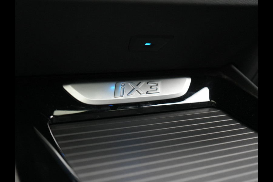 BMW iX3 M Sport 80 kWh 286pk Dealer O.H. | Trekhaak Af Fabriek | Panodak | Head Up | Adaptive Cruise | 360 Camera | Adaptief Onderstel | Harman / Kardon | Lederen Sportstoelen Memory & Verwarmd | Keyless | Blis | Apple Carplay | Sfeerverlichting | Navigatie | DAB | 20"L.M |