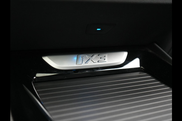 BMW iX3 M Sport 80 kWh 286pk Dealer O.H. | Trekhaak Af Fabriek | Panodak | Head Up | Adaptive Cruise | 360 Camera | Adaptief Onderstel | Harman / Kardon | Lederen Sportstoelen Memory & Verwarmd | Keyless | Blis | Apple Carplay | Sfeerverlichting | Navigatie | DAB | 20"L.M |