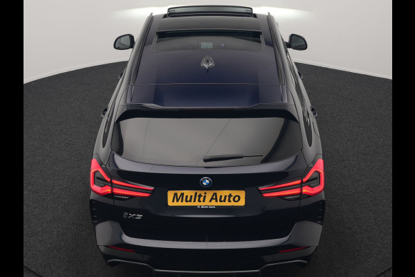 BMW iX3 M Sport 80 kWh 286pk Dealer O.H. | Trekhaak Af Fabriek | Panodak | Head Up | Adaptive Cruise | 360 Camera | Adaptief Onderstel | Harman / Kardon | Lederen Sportstoelen Memory & Verwarmd | Keyless | Blis | Apple Carplay | Sfeerverlichting | Navigatie | DAB | 20"L.M |