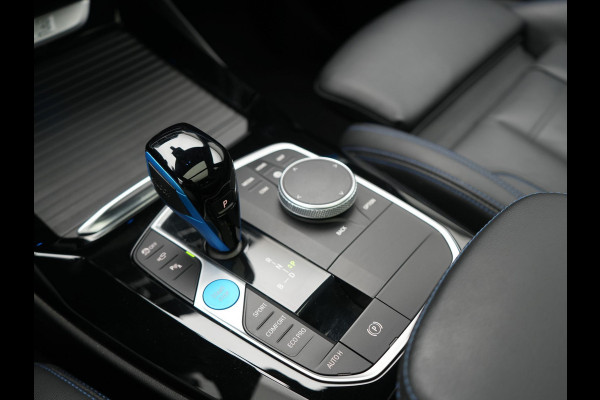 BMW iX3 M Sport 80 kWh 286pk Dealer O.H. | Trekhaak Af Fabriek | Panodak | Head Up | Adaptive Cruise | 360 Camera | Adaptief Onderstel | Harman / Kardon | Lederen Sportstoelen Memory & Verwarmd | Keyless | Blis | Apple Carplay | Sfeerverlichting | Navigatie | DAB | 20"L.M |